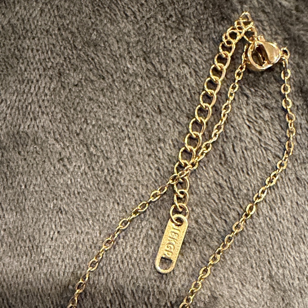 Elegant Gold 18k GP and White Mother of Pearl Clover Pendant Necklace - Picture 5 of 5